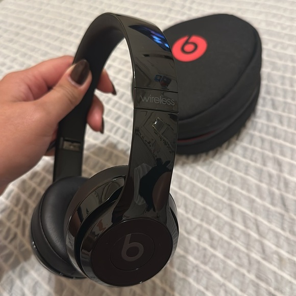 Beats Solo 3 Wireless Headphones - Picture 3 of 5